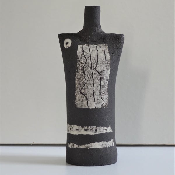 Gilda. Tiny figurative monochrome ceramic.