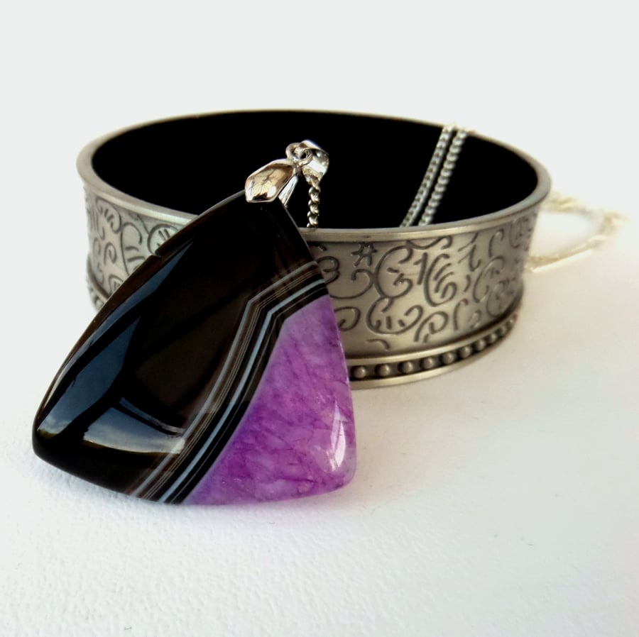 Black & purple agate pendant necklace