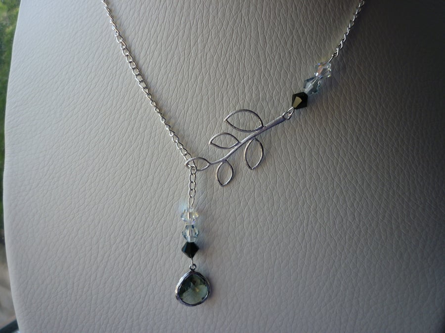 BLACK DIAMOND AND SILVER LARIAT DESIGN NECKLACE. 