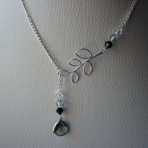 BLACK DIAMOND AND SILVER LARIAT DESIGN NECKLACE. 