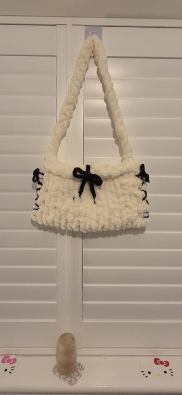 Beautiful hand knitted handbag with bow details in cream
