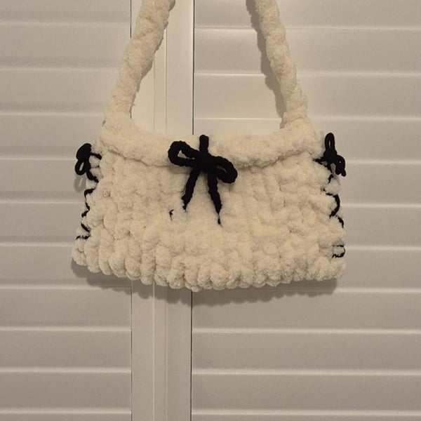 Beautiful hand knitted handbag with bow details in cream