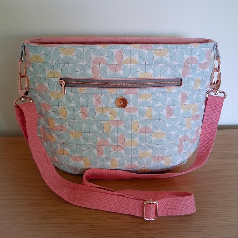 Soft pastels geometric print quilted shoulder bag