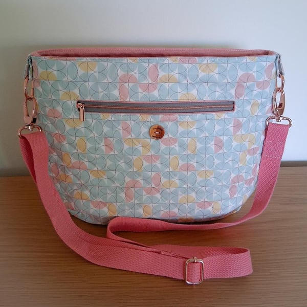Soft pastels geometric print quilted shoulder bag