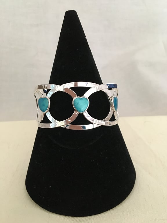 Lovely Bangle with 3 Hearts