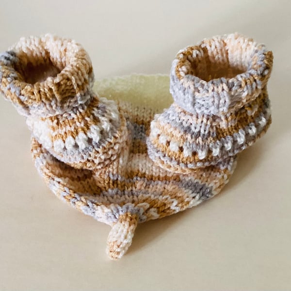 Beige mix baby hat and  bootie set,, First size baby set, Gender neutral, 