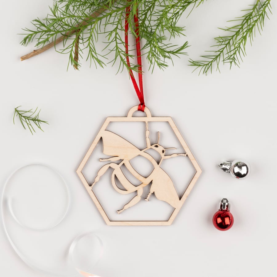 Bee wooden decoration