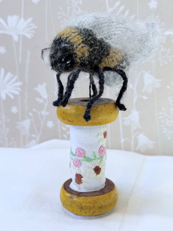 Bobbinbee - Knitted Bee on a vintage wooden bobbin