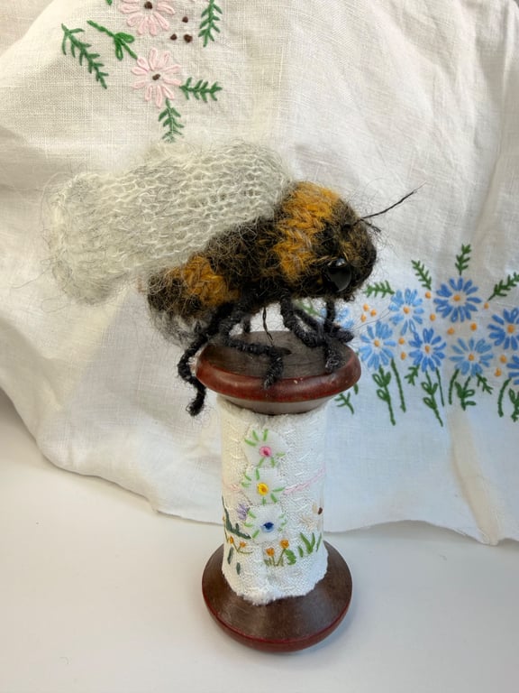 Bobbinbee - Knitted Bee on a vintage wooden bobbin