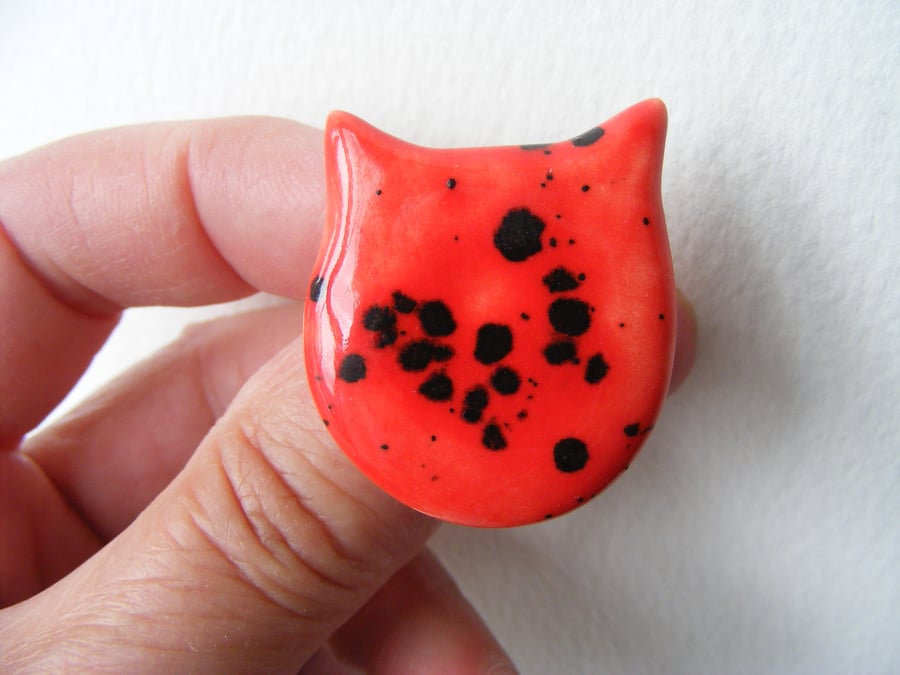 Cat head brooch