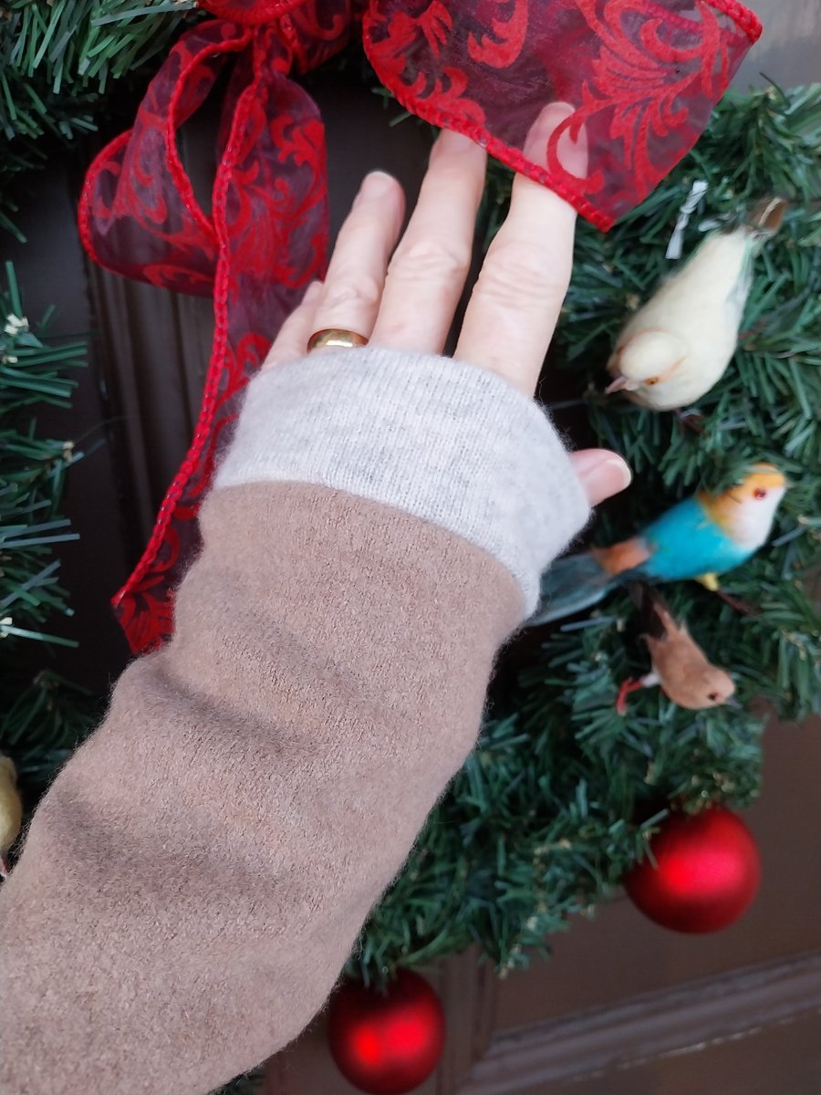 Recycled 100% cashmere wrist warmers in camel and beige