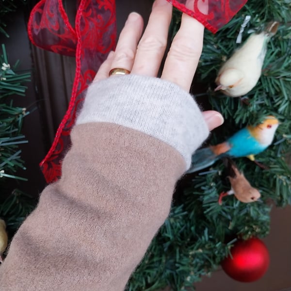 Recycled 100% cashmere wrist warmers in camel and beige