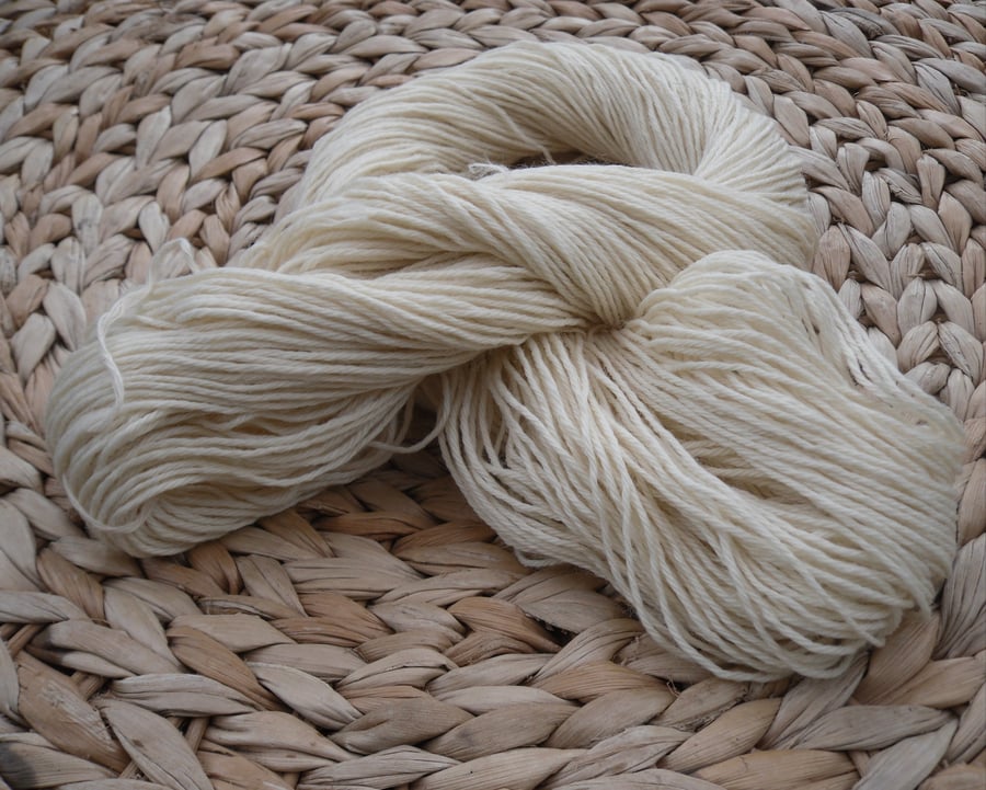 DK weight merino wool yarn , 100 gram hank 