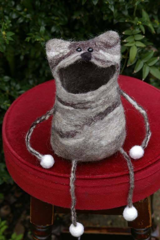   Felted Wool Cat Box – Cozy Charm for Your Home