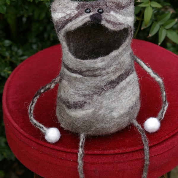   Felted Wool Cat Box – Cozy Charm for Your Home