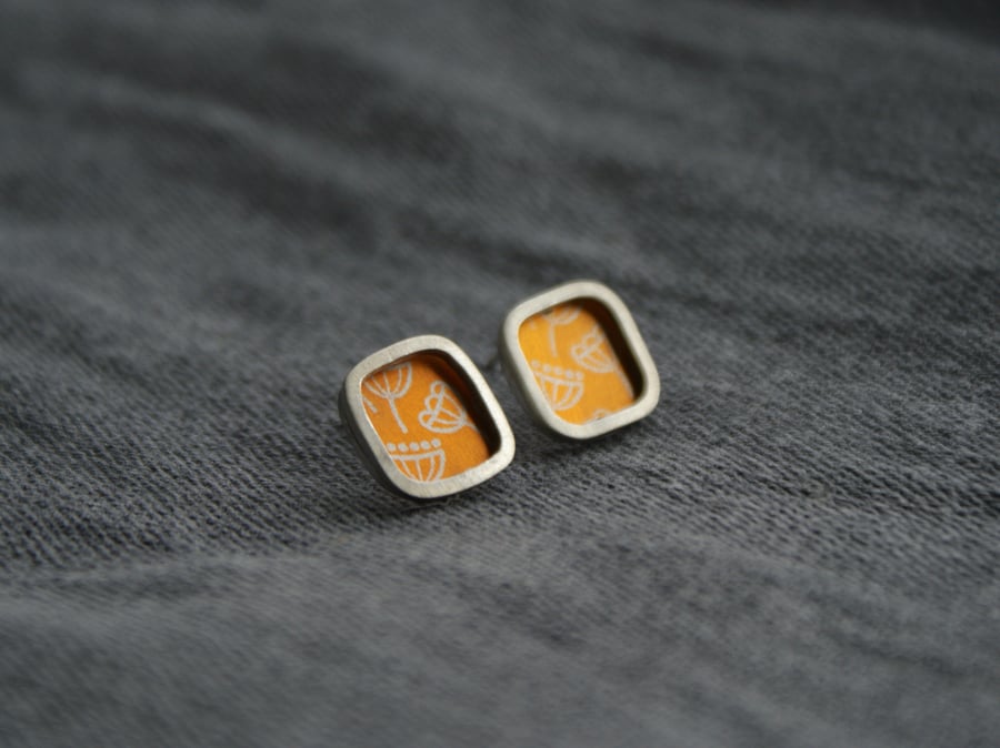 Bright gold seed head studs - silver square
