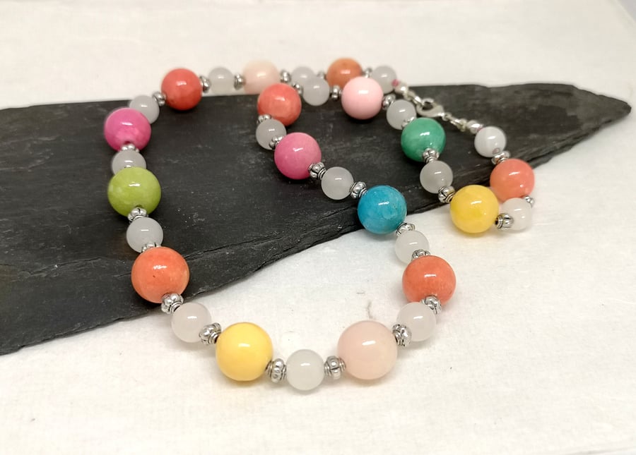 Multicoloured jade necklace with lobster clasp fastener 