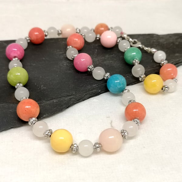 Multicoloured jade necklace with lobster clasp fastener 