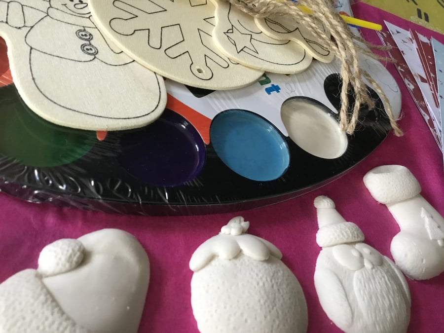 Christmas decorations and cards kit.  Cards. Decorations. Paper chains. CC331. 