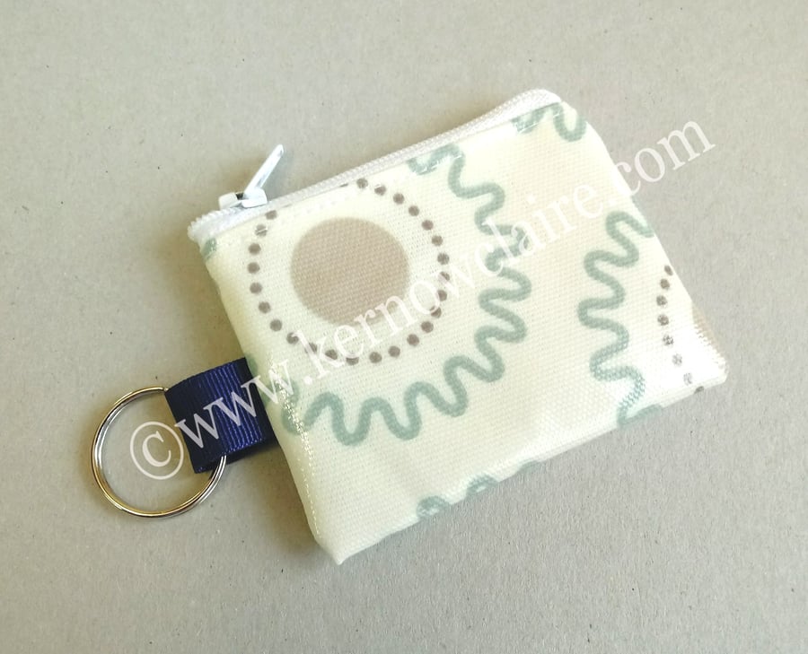 Mini coin purse in cream with zig zag pattern, key ring