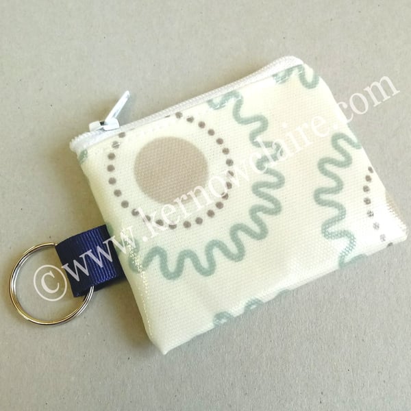 Mini coin purse in cream with zig zag pattern, key ring