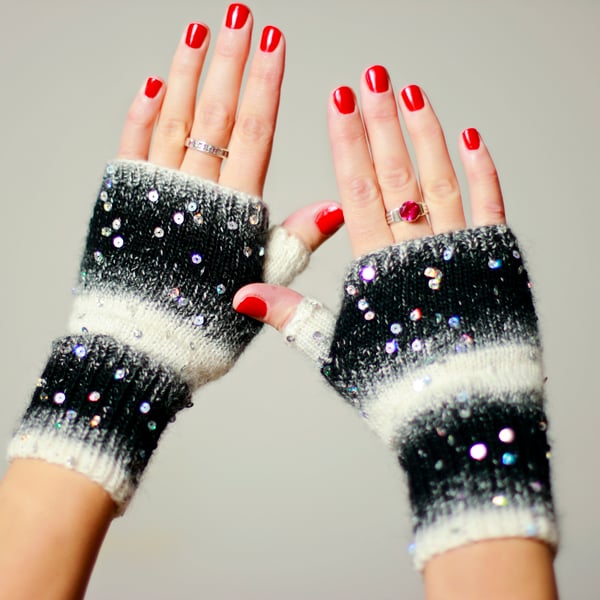 FINGERLESS GLOVES, MITTENS