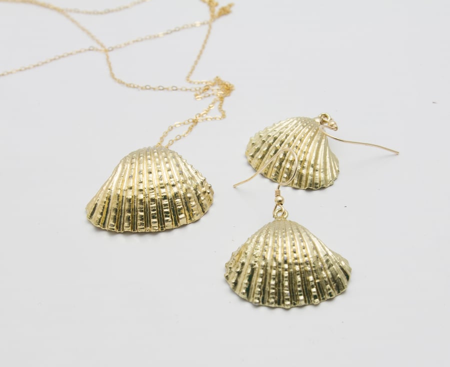 Gold Shell Pendant with Gold filled Trace Chain and  matching Earrings. Gift