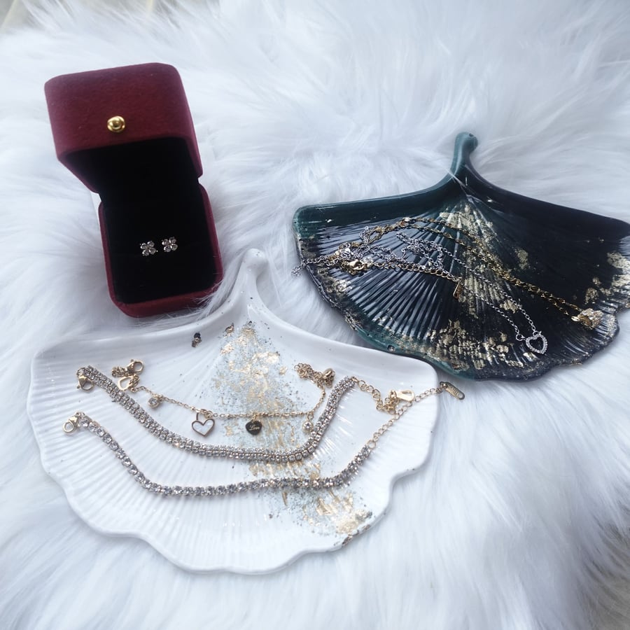 Jewellery set and 1 leaf tray  3 bracelets 1 necklace and 1 earring  Made out of