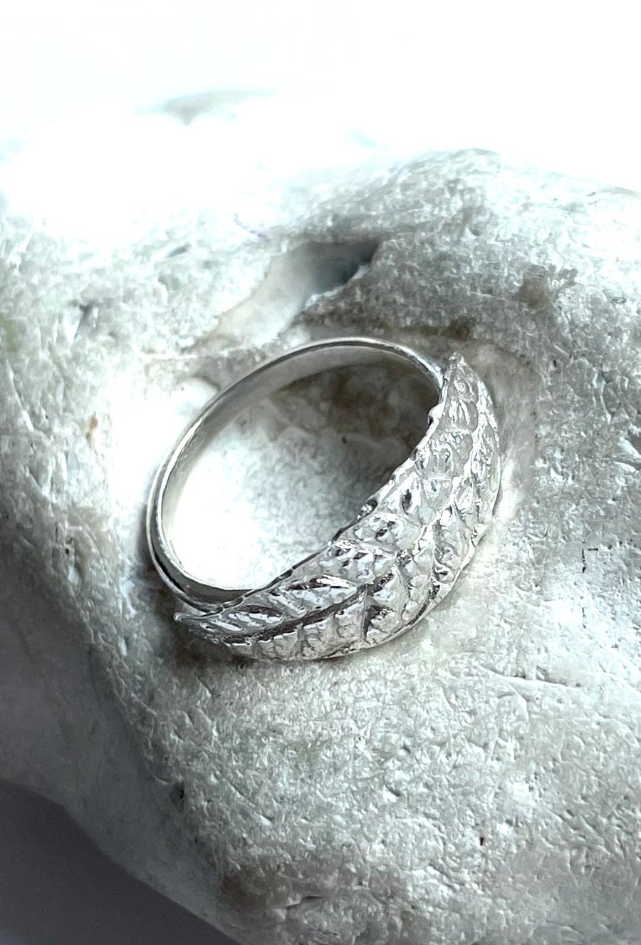 Silver ring with buddiea leaf