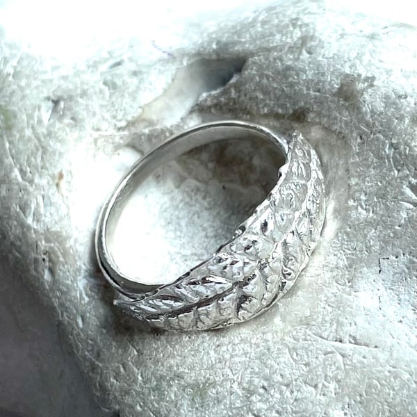 Silver ring with buddiea leaf