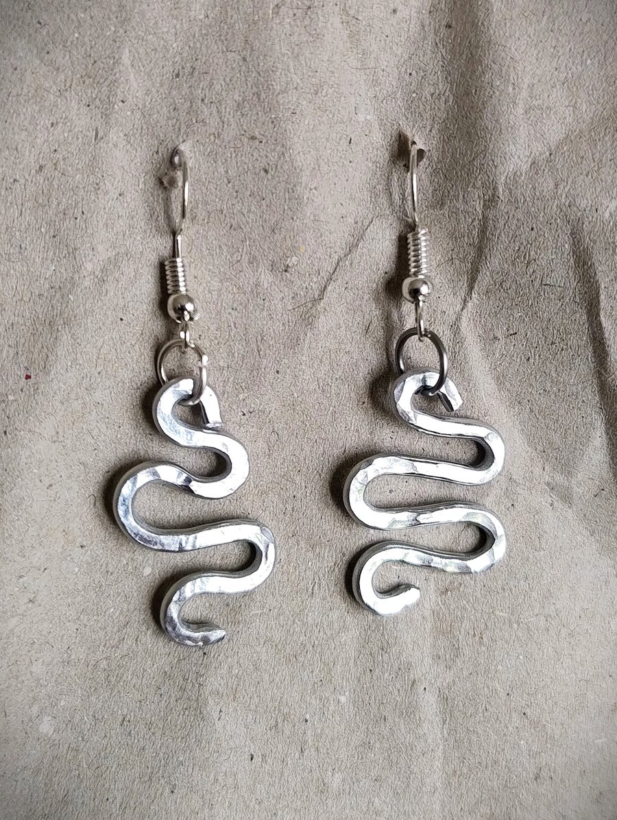 Hand-Hammered Aluminium Snake Earrings – Minimalist Serpent Drop Earrings