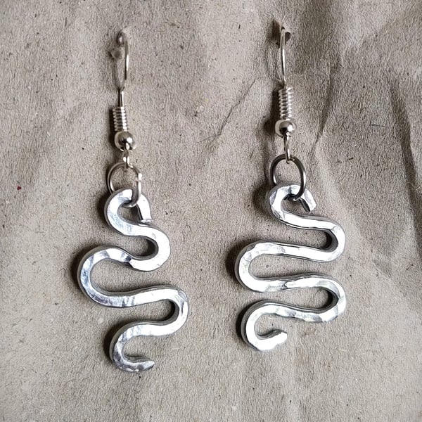 Hand-Hammered Aluminium Snake Earrings – Minimalist Serpent Drop Earrings