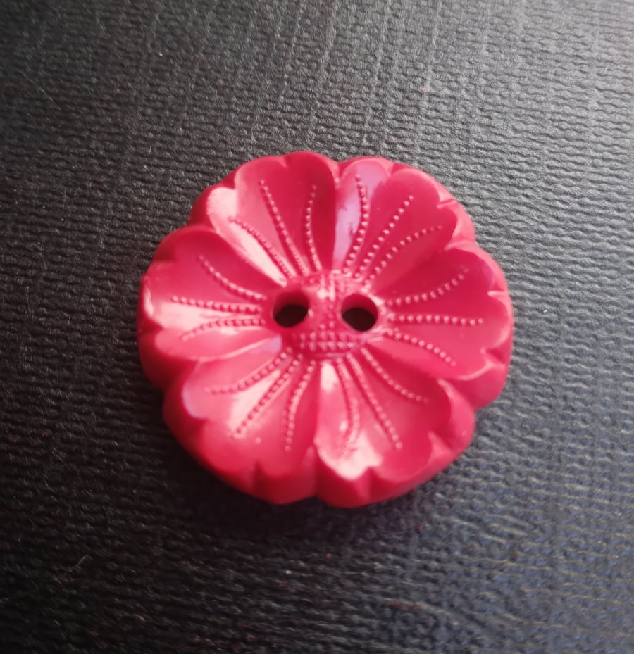 Buttons in the shape of a red flower. 20mm. Pack of 6 buttons