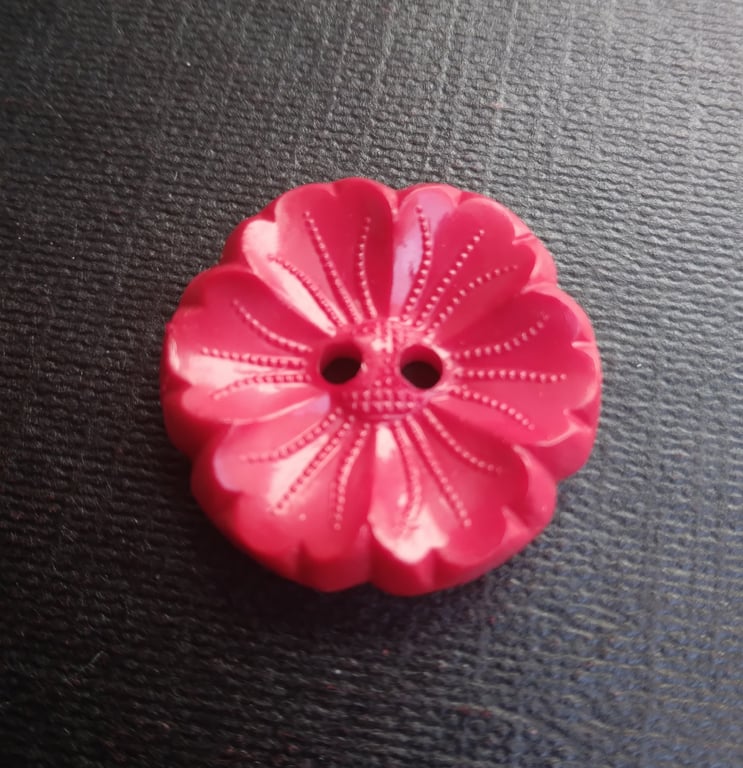 Buttons in the shape of a red flower. 20mm. Pack of 6 buttons