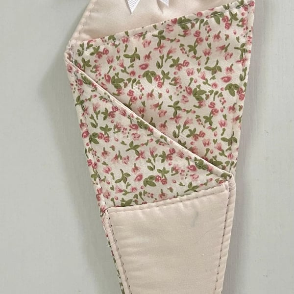 Triple scissor holder padded ditsy flowers