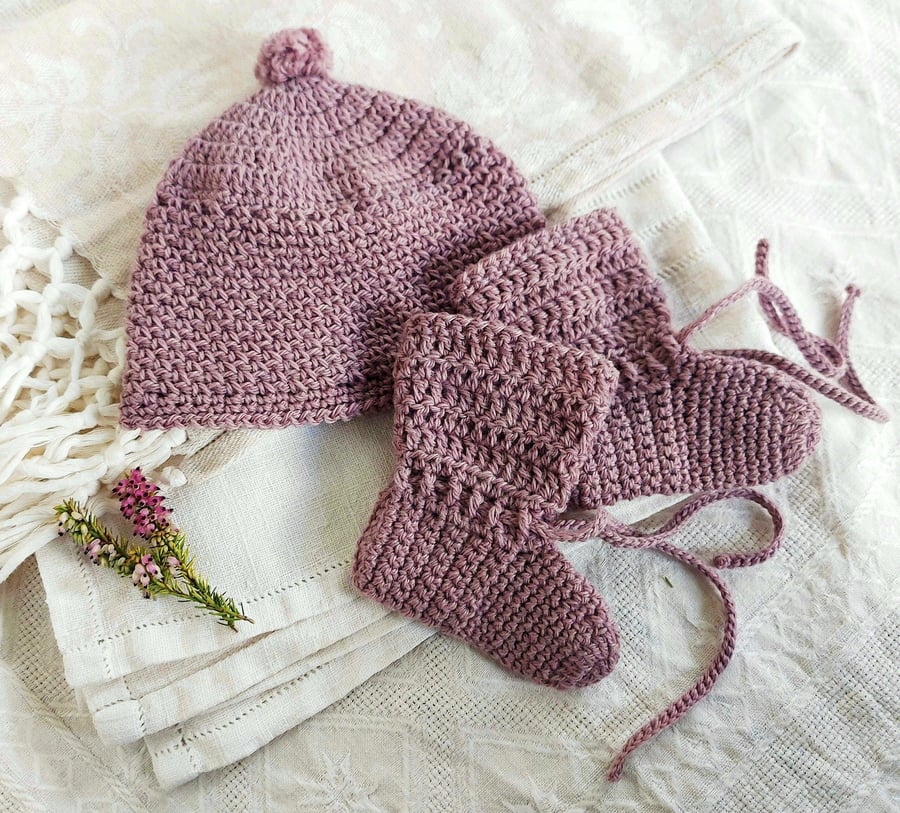 Baby Hat and Booties set, 100% pure wool,  hand dyed, 0-6 months