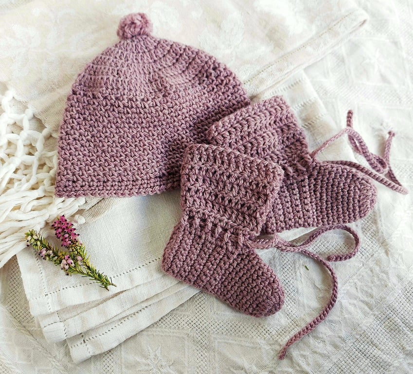 Baby Hat and Booties set, 100% pure wool,  hand dyed, 0-6 months