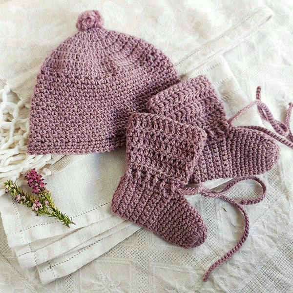 Baby Hat and Booties set, 100% pure wool,  hand dyed, 0-6 months