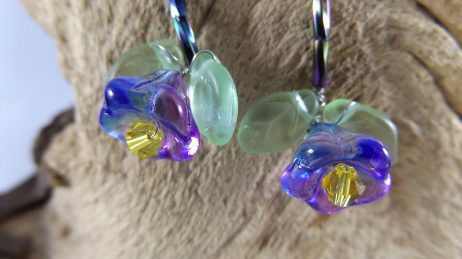 Flower earrings with crystal