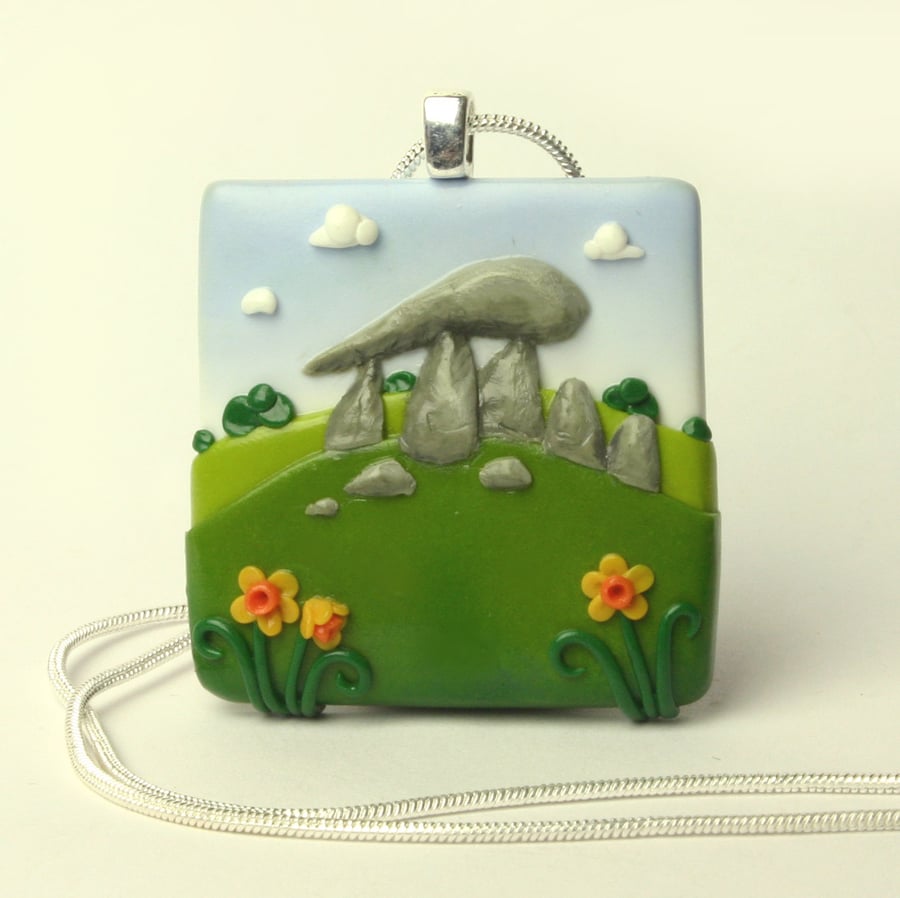  Pentre Ifan square necklace with daffodils