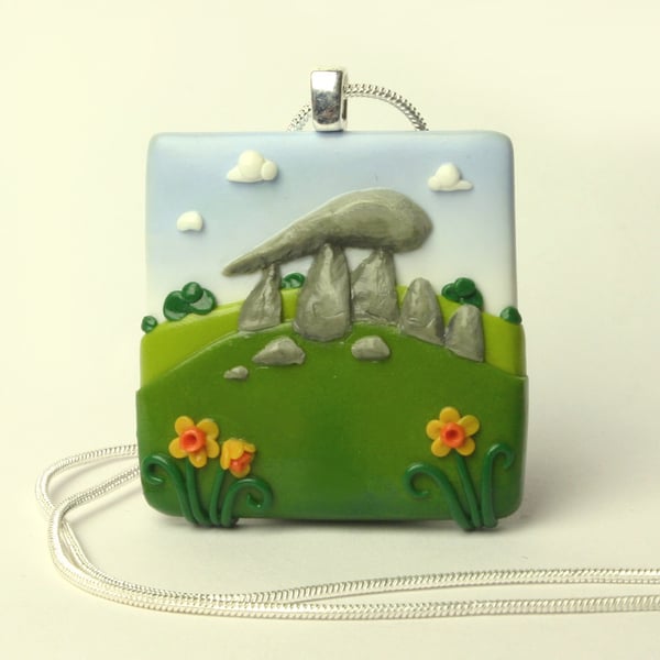  Pentre Ifan square necklace with daffodils