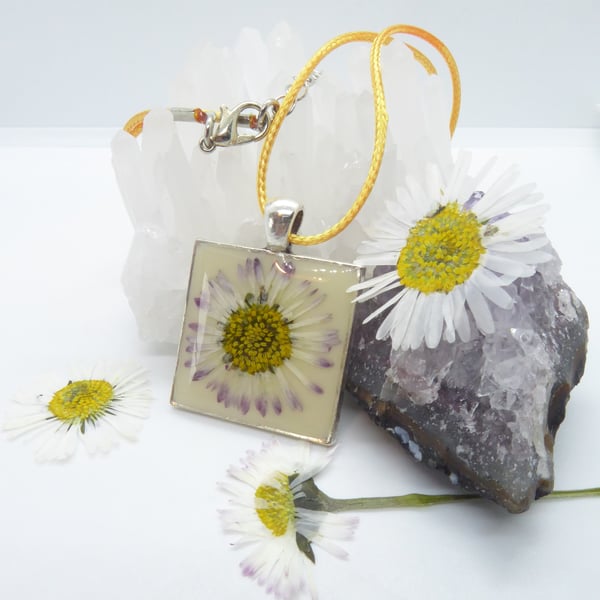 Square Pressed Flower Pendant, Daisy on Ivory Resin Background