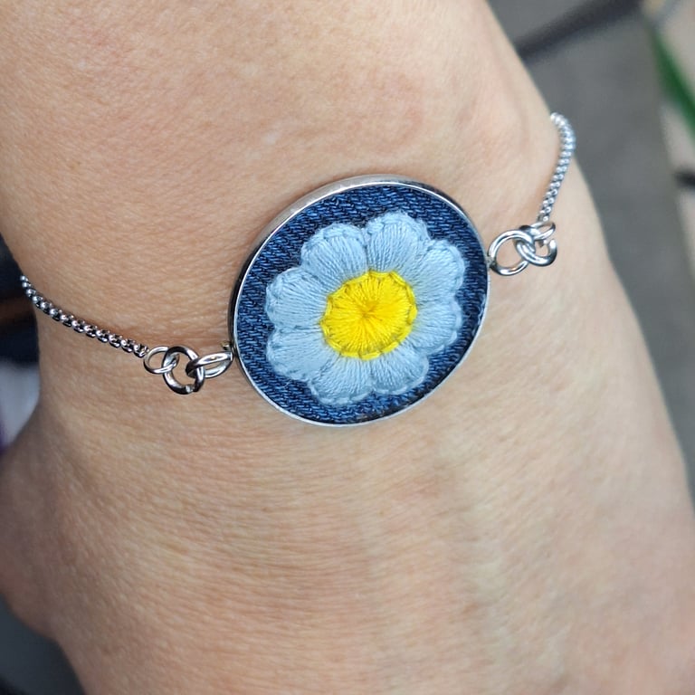 Dreamy Blue and White Boho Daisy Bracelet with Adjustable Stainless Steel Chain