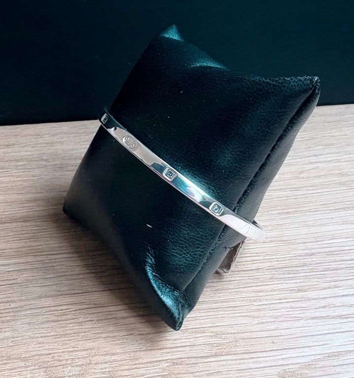 "August" - Sterling Silver Feature Hallmark Bangle - Made to any size - 4mmx3mm