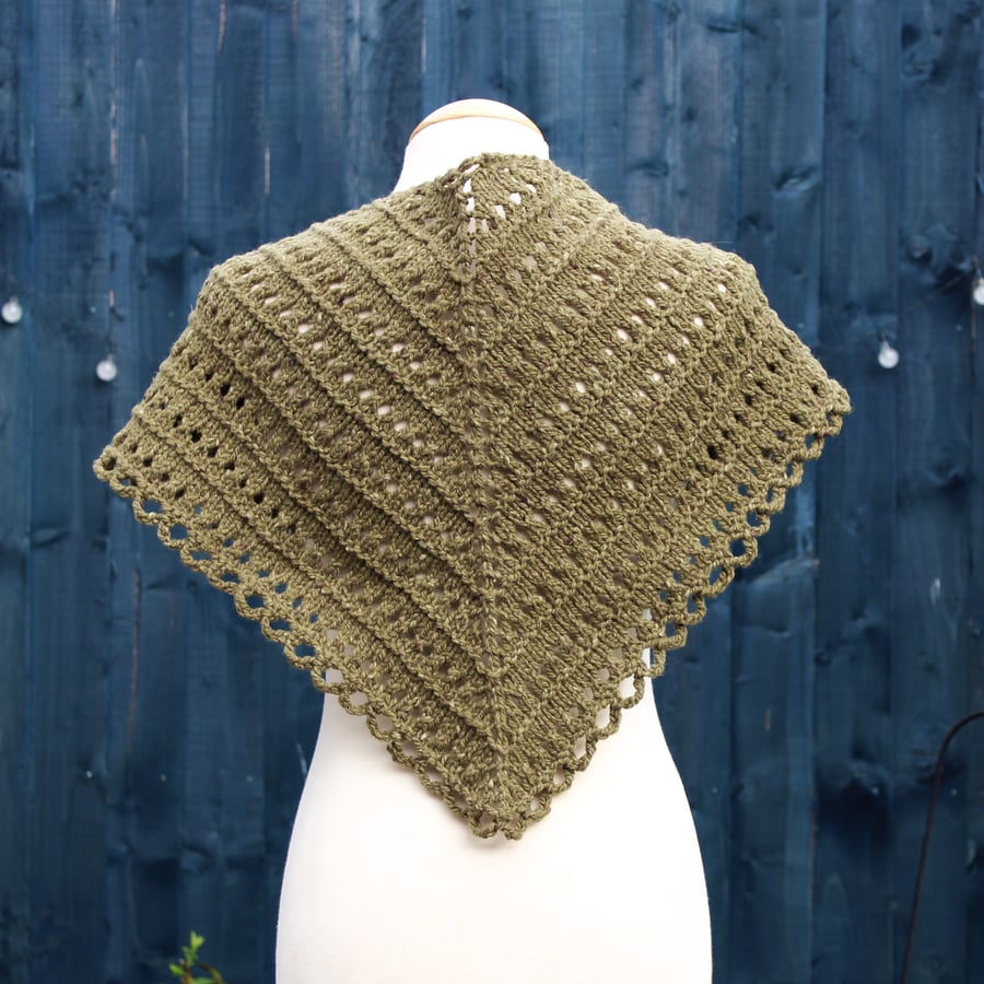 Pretty triangular lace shawl in green pure wool - design A516