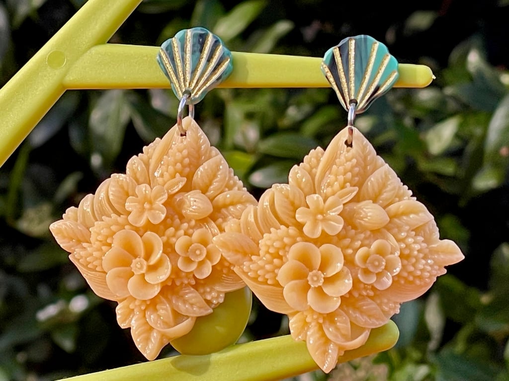 ART NOUVEAU EARRINGS Cream resin Only one pair. floral shell pushback art deco