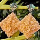 ART NOUVEAU EARRINGS Cream resin Only one pair. floral shell pushback art deco