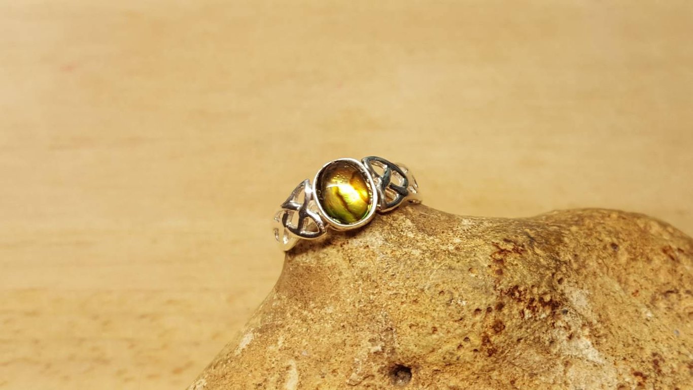 Abalone celtic knot ring. 925 sterling silver. UK size N . Green Paua shell ring