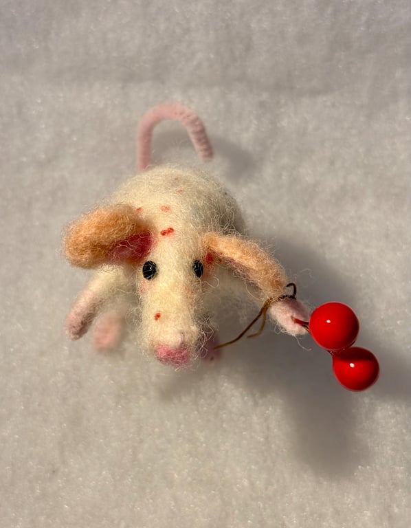 Felted mouse - White rainbow drop fur carrying berries