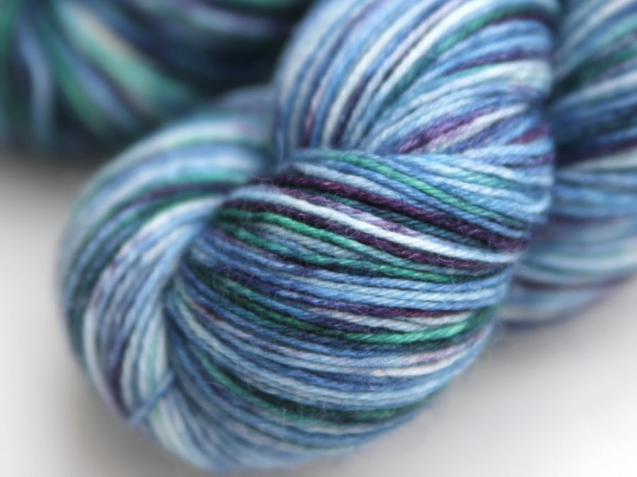 Flying Saucer - Superwash wool-nylon 4-ply yarn